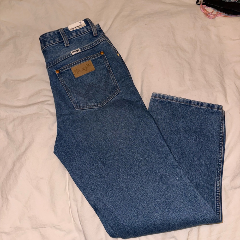 NWT distressed wrangler jeans